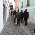 Velikonoční hrkači dělají rámus v ulicích. Je Velký pátek