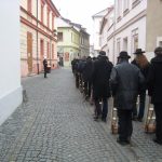 Velikonoční hrkači dělají rámus v ulicích. Je Velký pátek