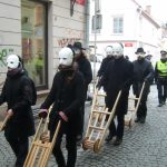 Velikonoční hrkači dělají rámus v ulicích. Je Velký pátek