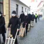 Velikonoční hrkači dělají rámus v ulicích. Je Velký pátek