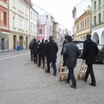Velikonoční hrkači dělají rámus v ulicích. Je Velký pátek