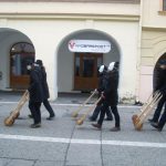Velikonoční hrkači dělají rámus v ulicích. Je Velký pátek