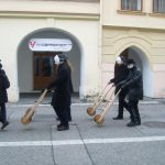 Velikonoční hrkači dělají rámus v ulicích. Je Velký pátek