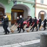 Velikonoční hrkači dělají rámus v ulicích. Je Velký pátek