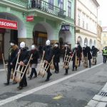 Velikonoční hrkači dělají rámus v ulicích. Je Velký pátek