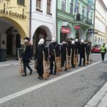 Velikonoční hrkači dělají rámus v ulicích. Je Velký pátek