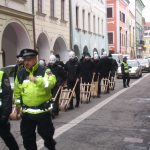 Velikonoční hrkači dělají rámus v ulicích. Je Velký pátek