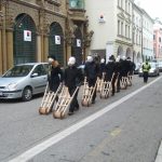 Velikonoční hrkači dělají rámus v ulicích. Je Velký pátek