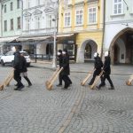 Velikonoční hrkači dělají rámus v ulicích. Je Velký pátek