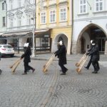 Velikonoční hrkači dělají rámus v ulicích. Je Velký pátek