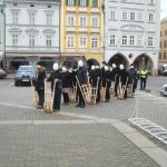 Velikonoční hrkači dělají rámus v ulicích. Je Velký pátek