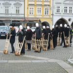 Velikonoční hrkači dělají rámus v ulicích. Je Velký pátek