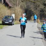 Velikonoční běh: Závod okolo Harrachovky přilákal více než sto běžců