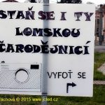 Čarodějnice znovu zdobí domy v Lomu