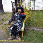 Čarodějnice znovu zdobí domy v Lomu