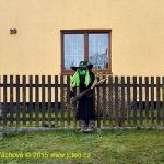 Čarodějnice znovu zdobí domy v Lomu
