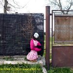Čarodějnice znovu zdobí domy v Lomu