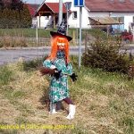Čarodějnice znovu zdobí domy v Lomu