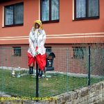 Čarodějnice znovu zdobí domy v Lomu