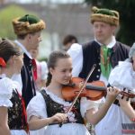 Folklorní soubor v krojích postavil v Písku máj