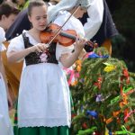 Folklorní soubor v krojích postavil v Písku máj