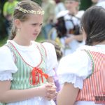 Folklorní soubor v krojích postavil v Písku máj