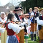 Folklorní soubor v krojích postavil v Písku máj
