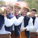 Folklorní soubor v krojích postavil v Písku máj