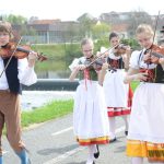 Folklorní soubor v krojích postavil v Písku máj