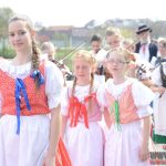 Folklorní soubor v krojích postavil v Písku máj