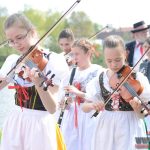 Folklorní soubor v krojích postavil v Písku máj