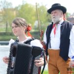Folklorní soubor v krojích postavil v Písku máj