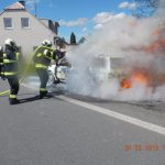U Bálkovy Lhoty hořelo auto plné dětí. Závada byla na výfuku