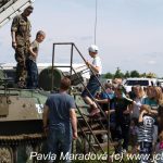 Na letiště proudily davy za vojenskou technikou
