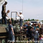 Na letiště proudily davy za vojenskou technikou