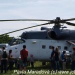 Na letiště proudily davy za vojenskou technikou