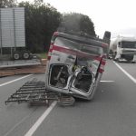 Závažná nehoda kamionu a dodávky včera zablokovala část dálnice D3