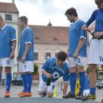 Fotbalisté Vodňan oslavili postup koupelí v kašně