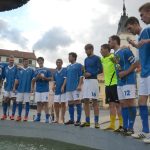 Fotbalisté Vodňan oslavili postup koupelí v kašně