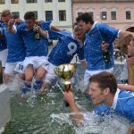 Fotbalisté Vodňan oslavili postup koupelí v kašně