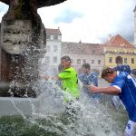 Fotbalisté Vodňan oslavili postup koupelí v kašně