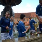 Fotbalisté Vodňan oslavili postup koupelí v kašně