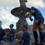 Fotbalisté Vodňan oslavili postup koupelí v kašně