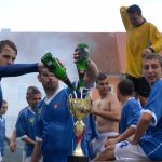 Fotbalisté Vodňan oslavili postup koupelí v kašně