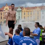 Fotbalisté Vodňan oslavili postup koupelí v kašně