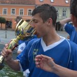 Fotbalisté Vodňan oslavili postup koupelí v kašně