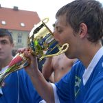Fotbalisté Vodňan oslavili postup koupelí v kašně
