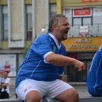 Fotbalisté Vodňan oslavili postup koupelí v kašně