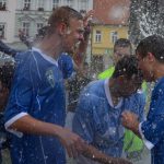 Fotbalisté Vodňan oslavili postup koupelí v kašně