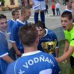 Fotbalisté Vodňan oslavili postup koupelí v kašně